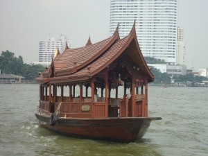 Bateau allant d'une rive à l'autre du fleuve du Chao Phraya (Bangkok)